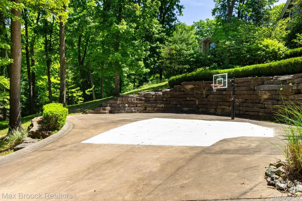 6604 College Park Drive Springfield Charter Township MI 48346