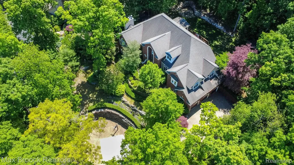 6604 College Park Springfield Charter Township MI 48346