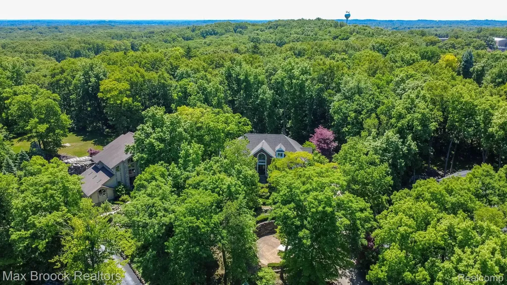6604 College Park Springfield Charter Township MI 48346