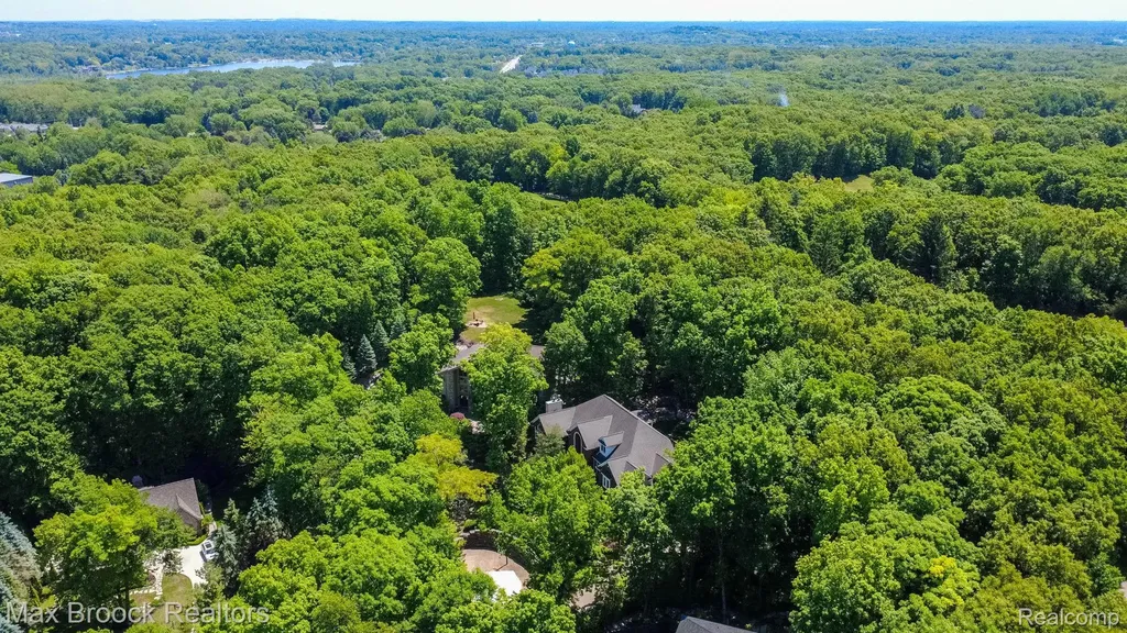6604 College Park Drive Springfield Charter Township MI 48346