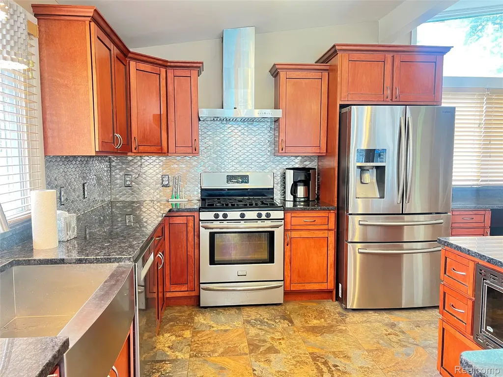 1112 E Washburn Place Saginaw City MI 48602