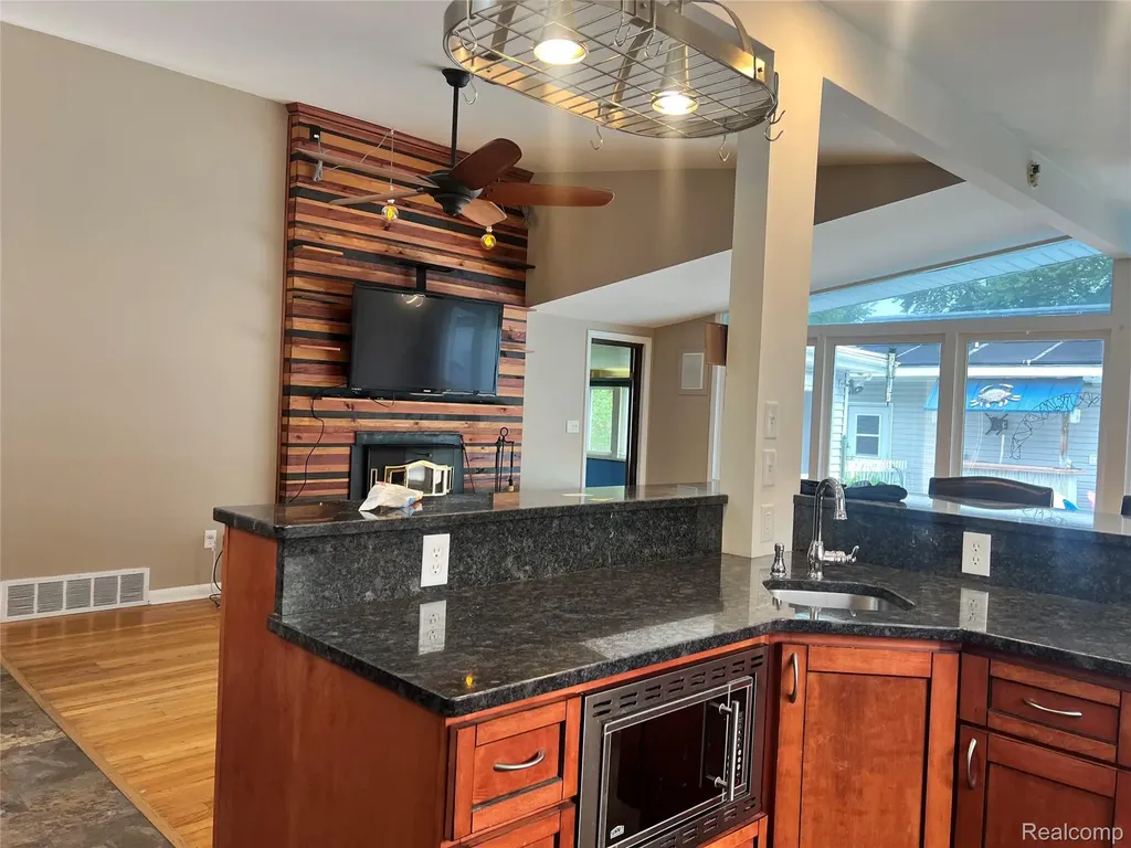 1112 E Washburn Place Saginaw City MI 48602