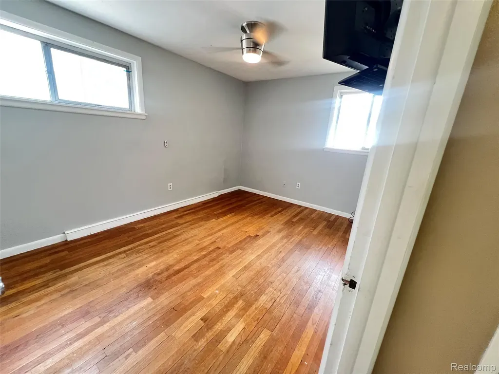 1112 E Washburn Place Saginaw City MI 48602