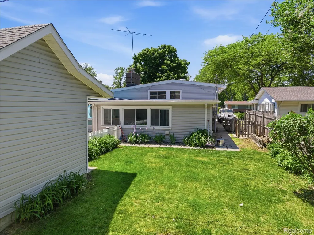 1112 E Washburn Place Saginaw City MI 48602