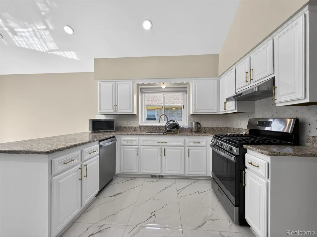 41599 Red Oak Drive Sterling Heights City MI 48314
