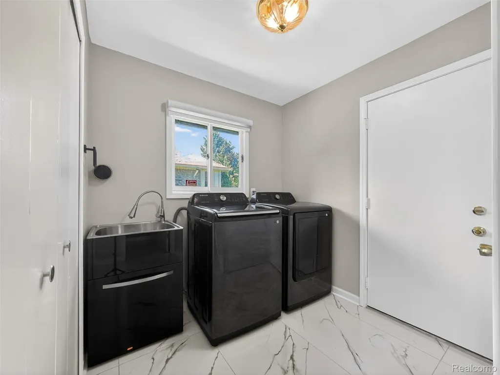 41599 Red Oak Drive Sterling Heights City MI 48314