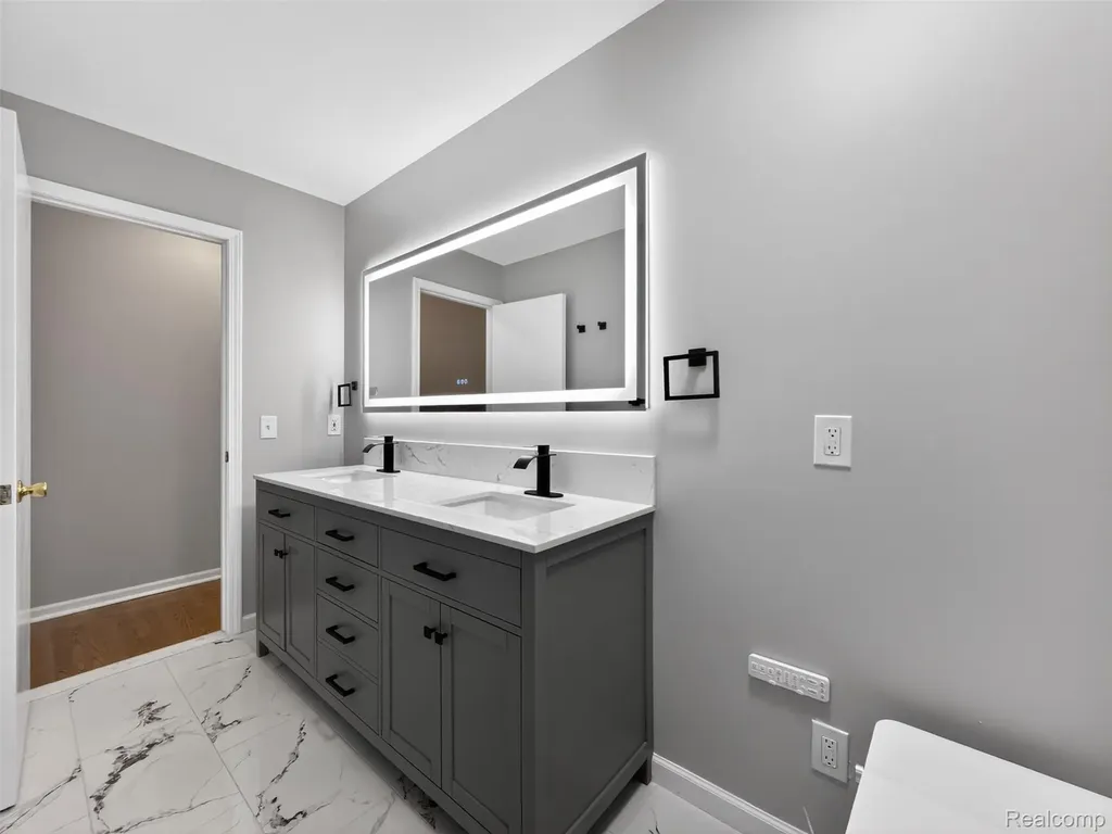 41599 Red Oak Drive Sterling Heights City MI 48314