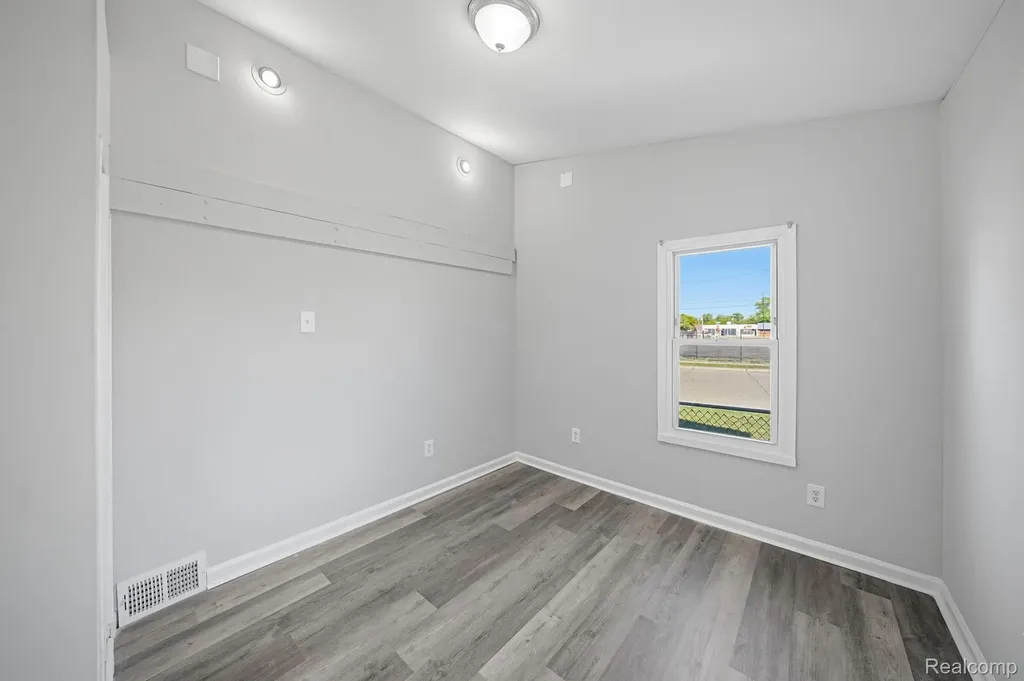 14890 Collinson Avenue Eastpointe City MI 48021