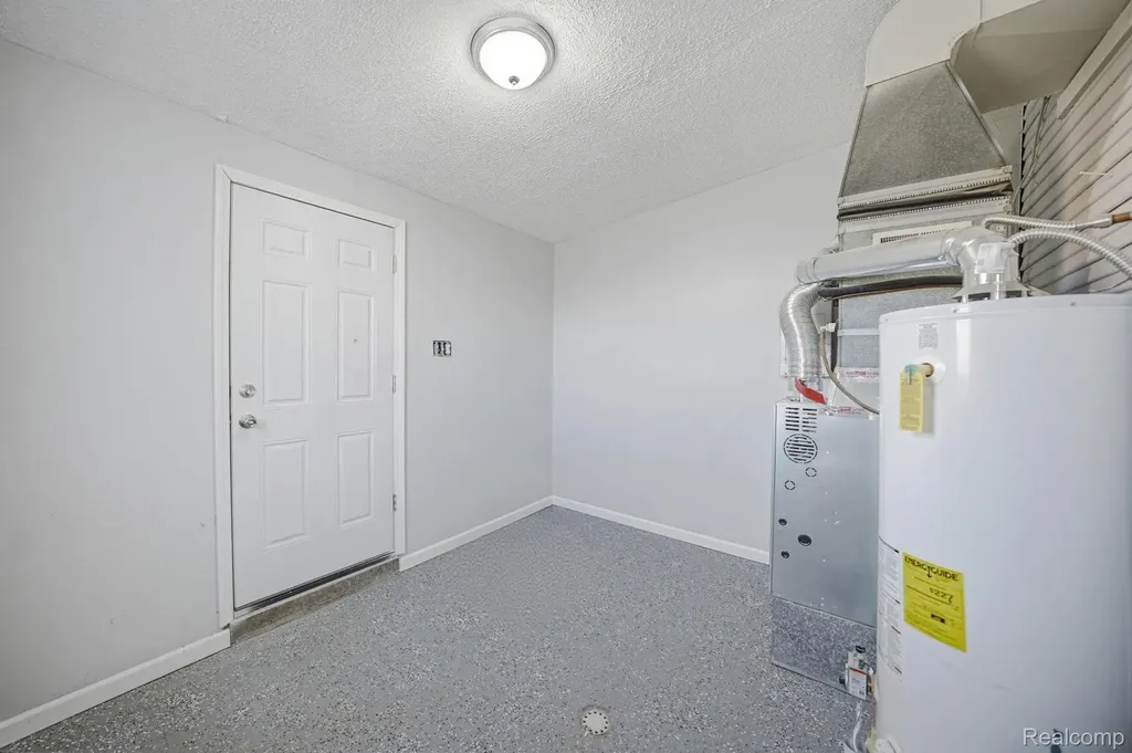 14890 Collinson Avenue Eastpointe City MI 48021