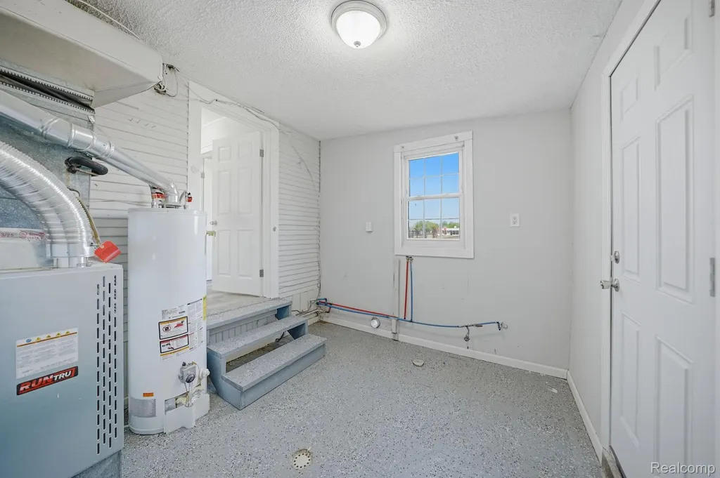 14890 Collinson Avenue Eastpointe City MI 48021