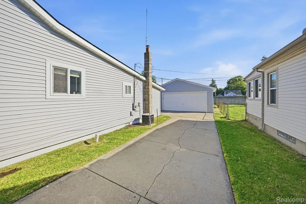 14890 Collinson Avenue Eastpointe City MI 48021