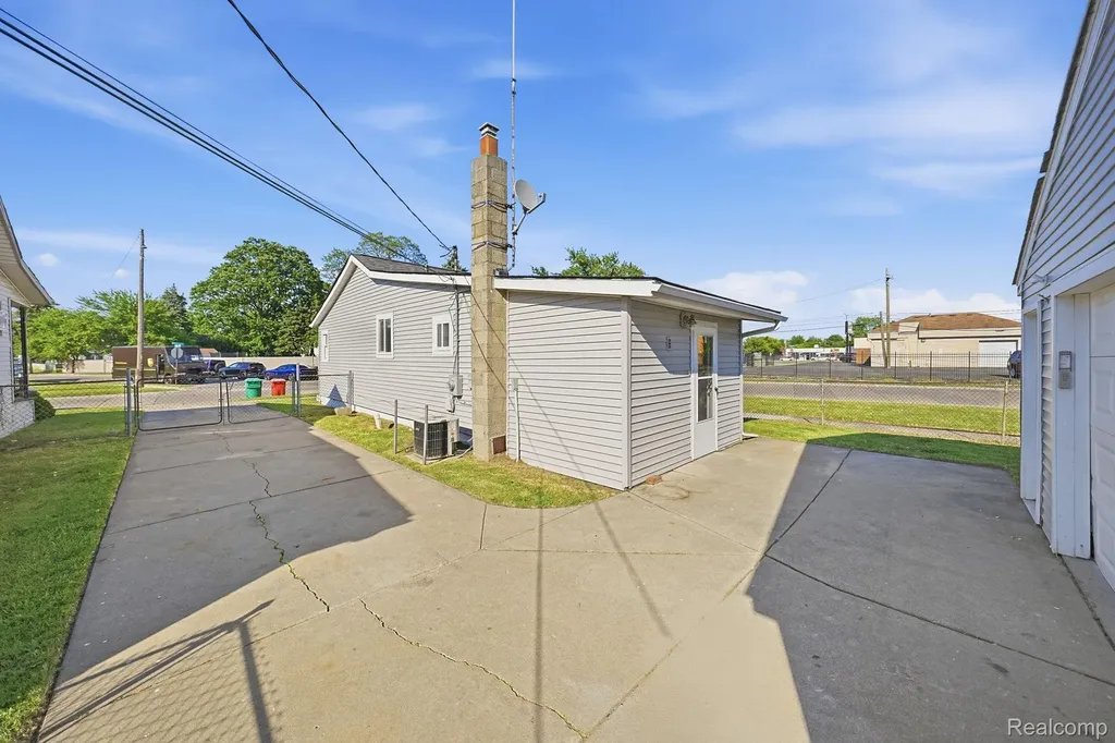 14890 Collinson Avenue Eastpointe City MI 48021