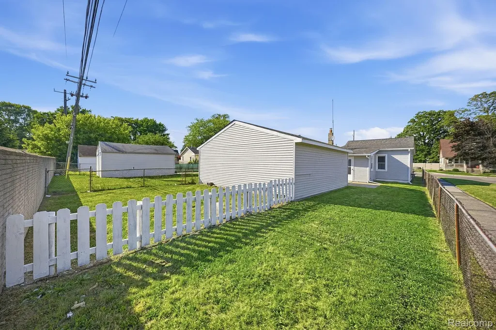 14890 Collinson Avenue Eastpointe City MI 48021