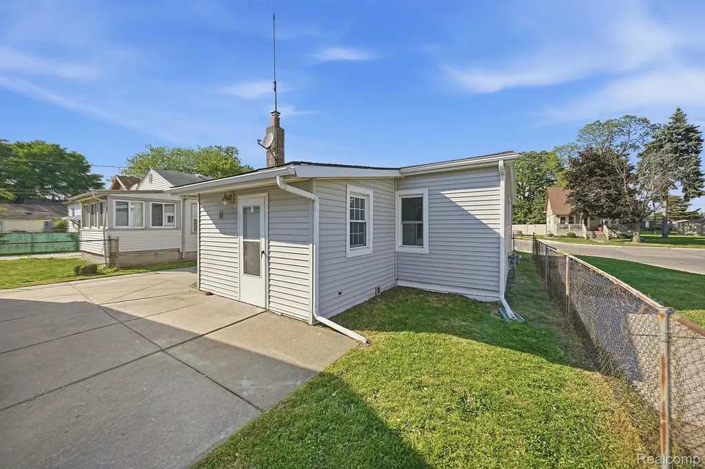 14890 Collinson Avenue Eastpointe City MI 48021