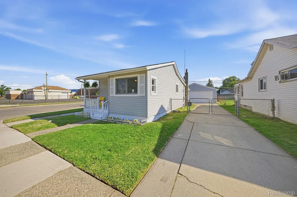 14890 Collinson Avenue Eastpointe City MI 48021