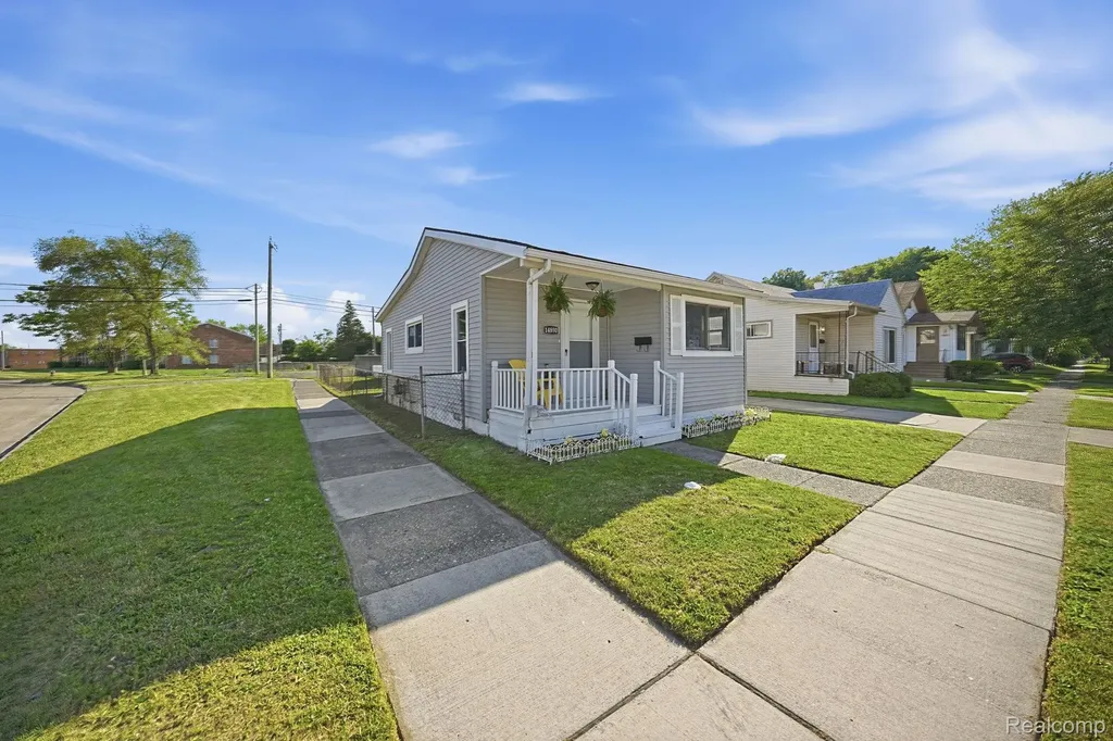 14890 Collinson Avenue Eastpointe City MI 48021