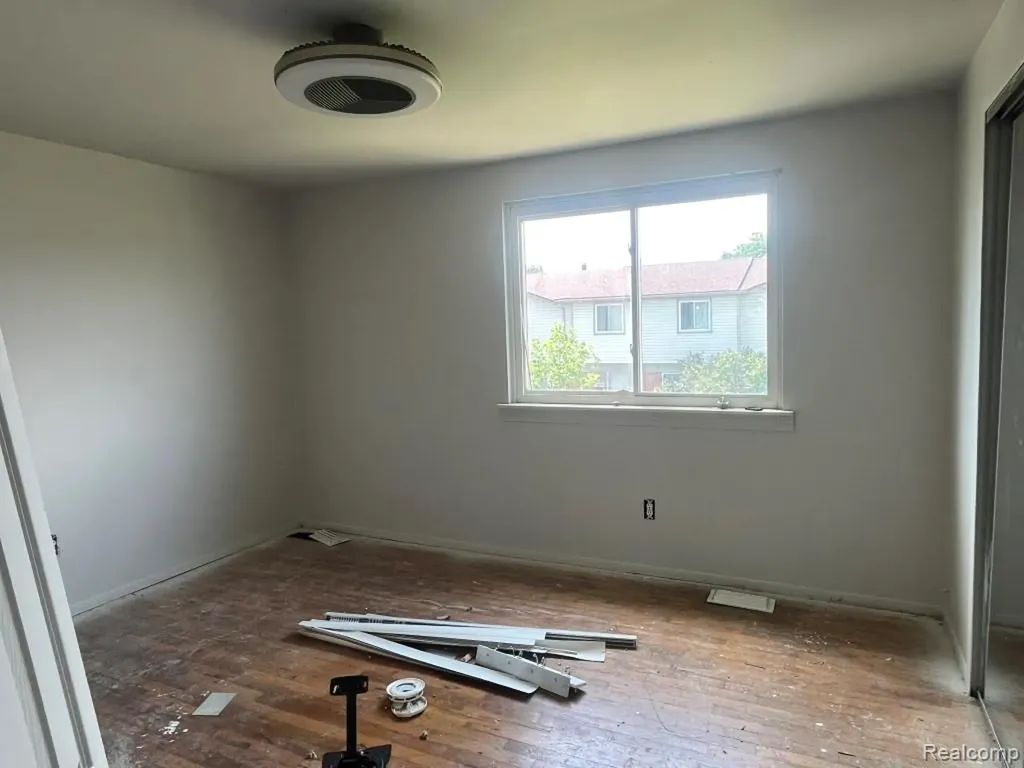 20841 Washington Roseville City MI 48066