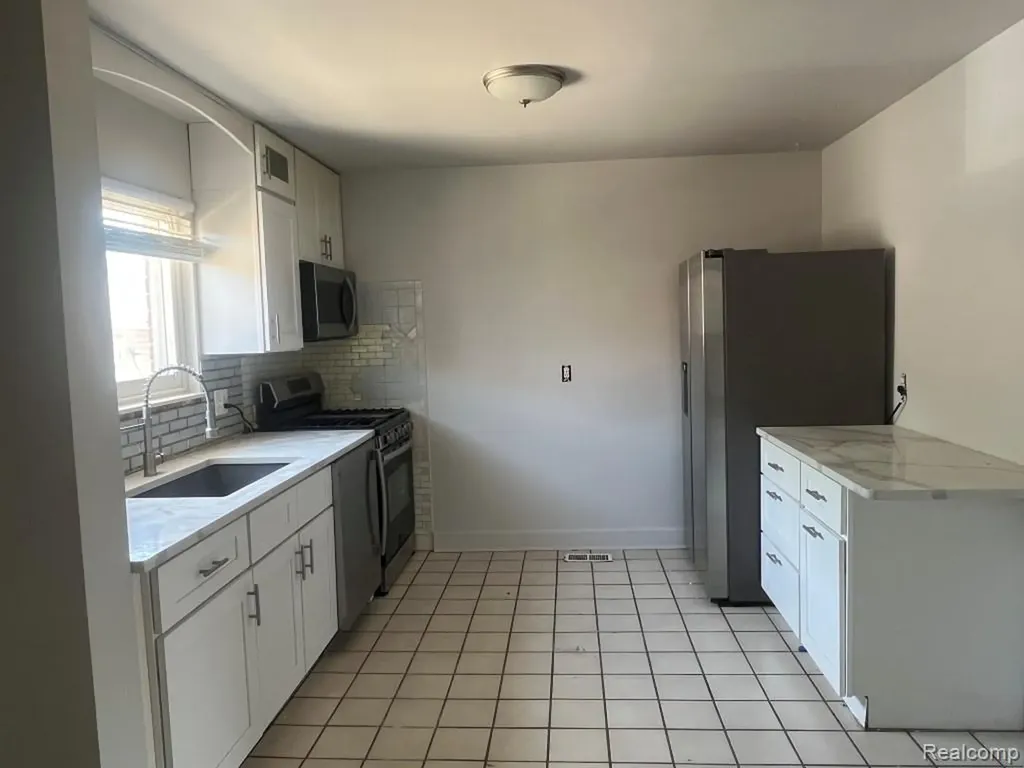 20841 Washington Roseville City MI 48066
