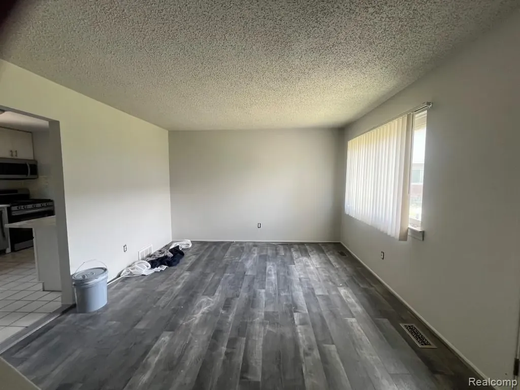20841 Washington Roseville City MI 48066