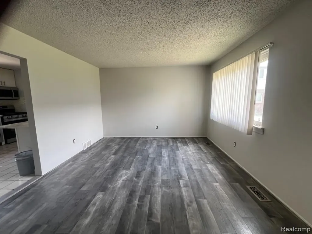 20841 Washington Roseville City MI 48066