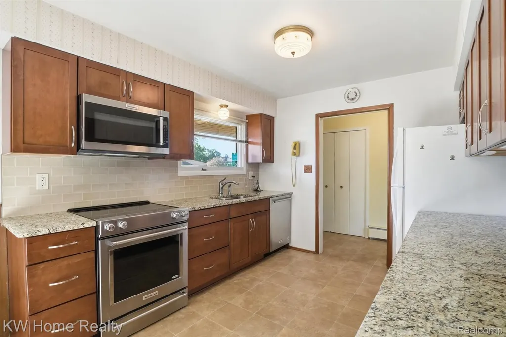 16850 Surrey Street Livonia City MI 48154