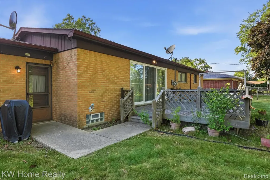 16850 Surrey Street Livonia City MI 48154