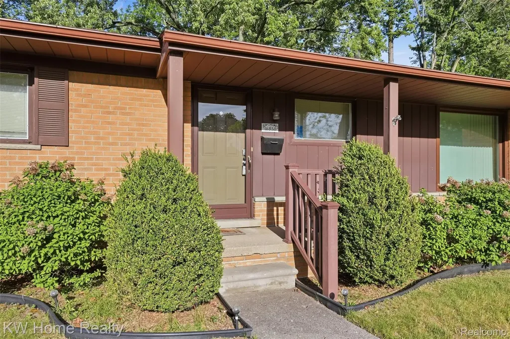 16850 Surrey Street Livonia City MI 48154