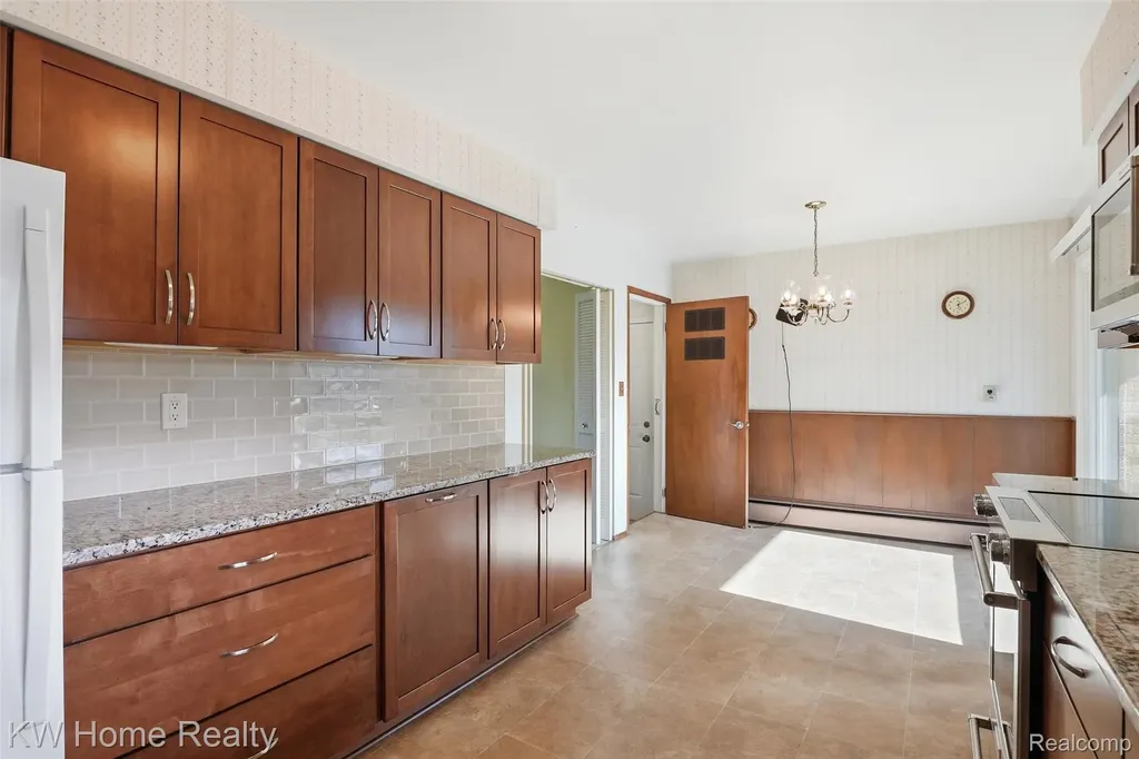 16850 Surrey Street Livonia City MI 48154