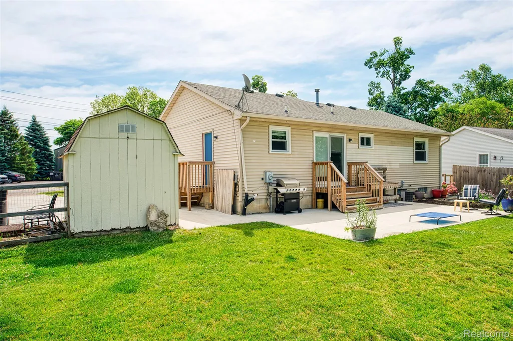 903 Jones Street Howell City MI 48843