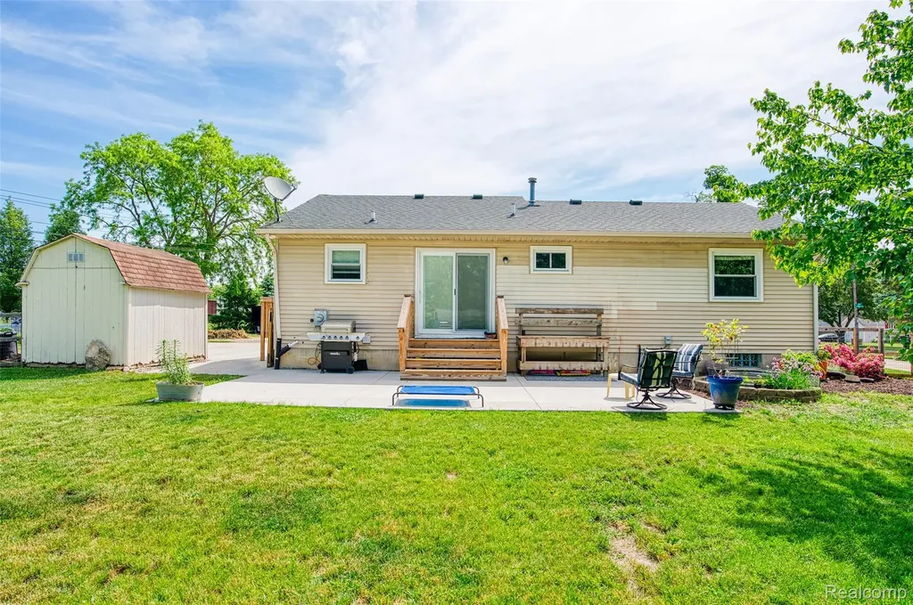 903 Jones Street Howell City MI 48843
