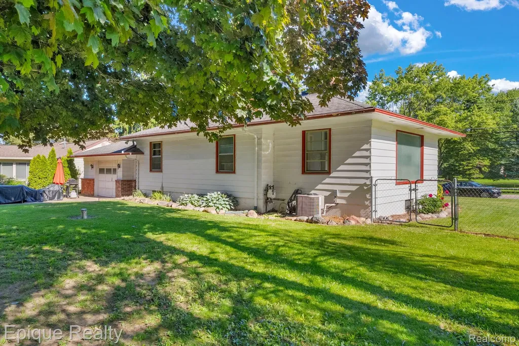 2324 Edwards Street Grand Blanc Charter Township MI 48439