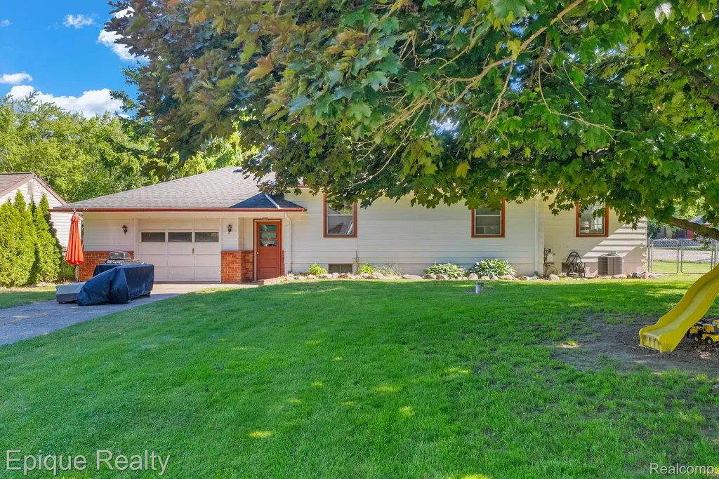 2324 Edwards Street Grand Blanc Charter Township MI 48439