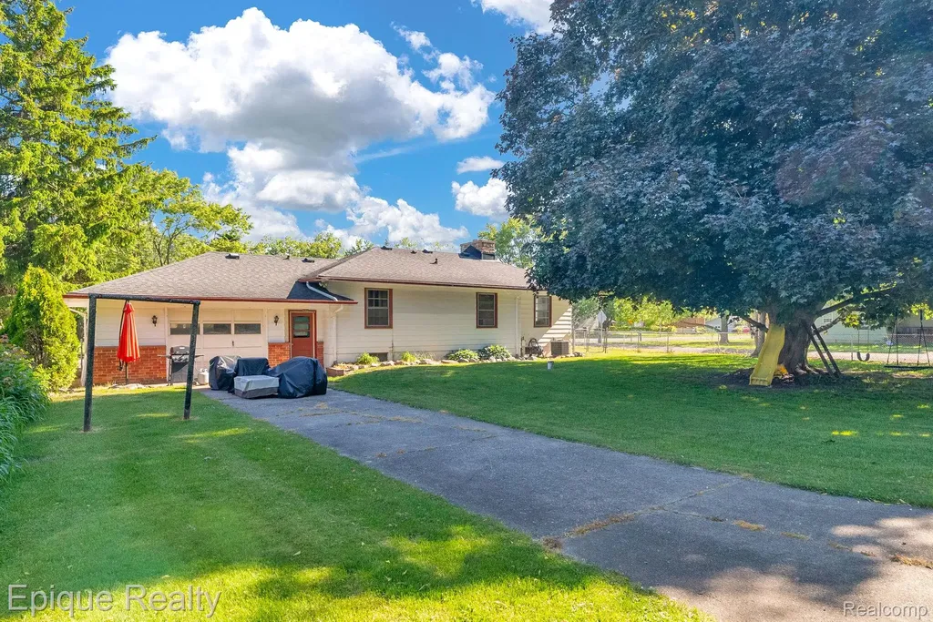 2324 Edwards Street Grand Blanc Charter Township MI 48439