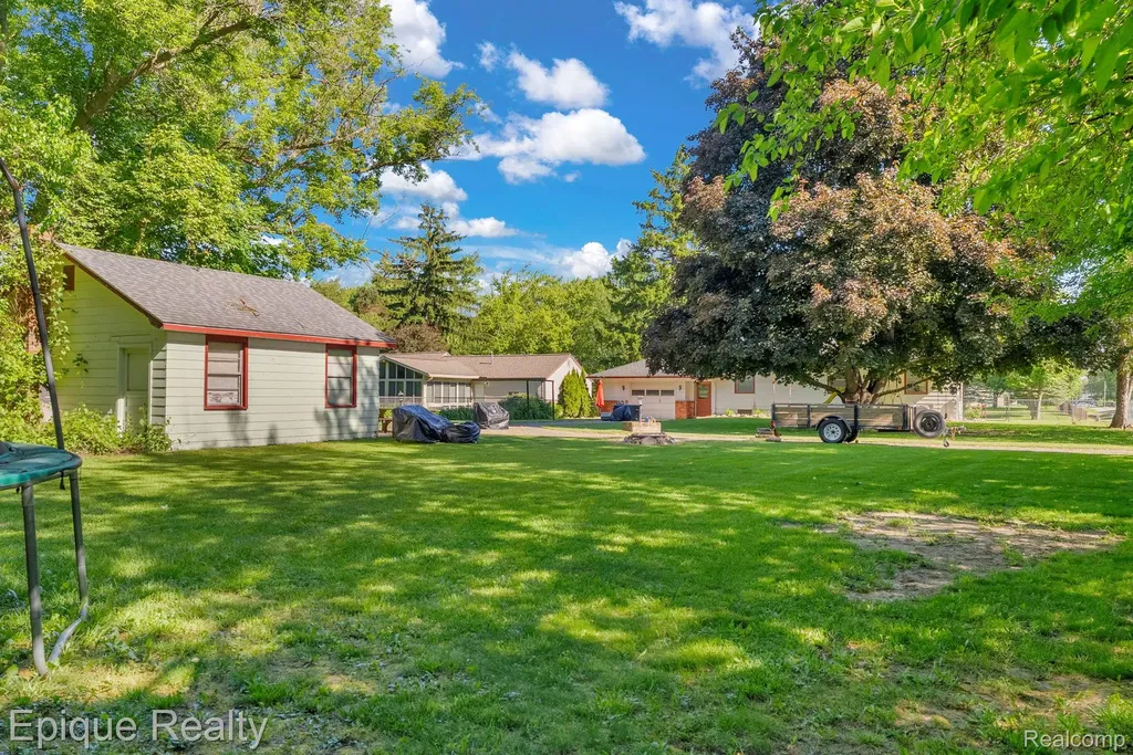 2324 Edwards Street Grand Blanc Charter Township MI 48439