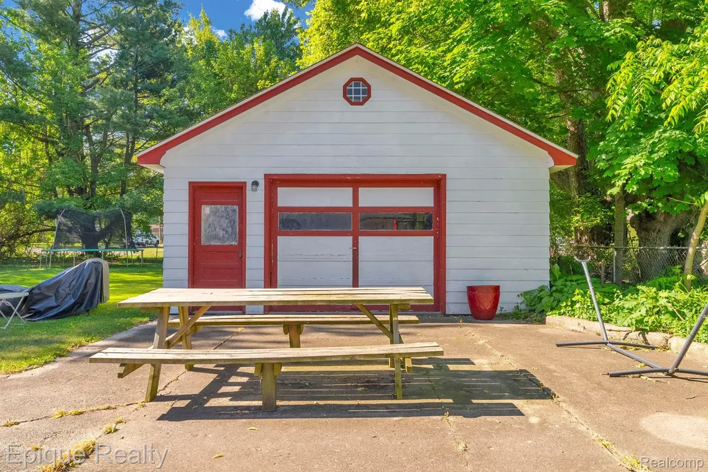 2324 Edwards Street Grand Blanc Charter Township MI 48439