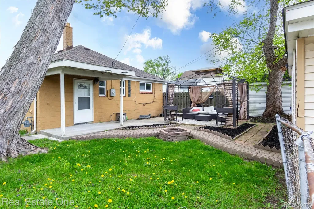 3902 Ziegler Street Dearborn Heights City MI 48125