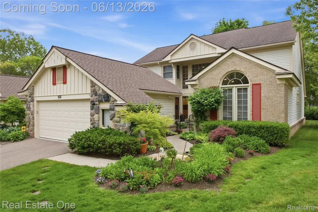 6011 Simsbury Court West Bloomfield Charter Township MI 48322
