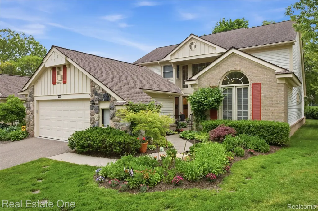 6011 Simsbury Court West Bloomfield Charter Township MI 48322