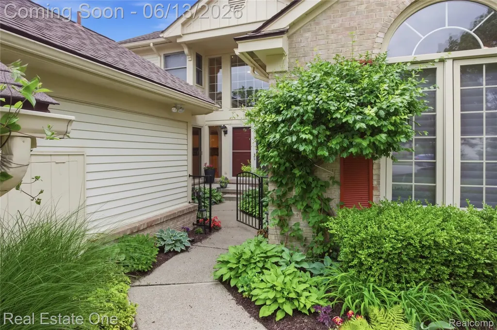 6011 Simsbury Court West Bloomfield Charter Township MI 48322