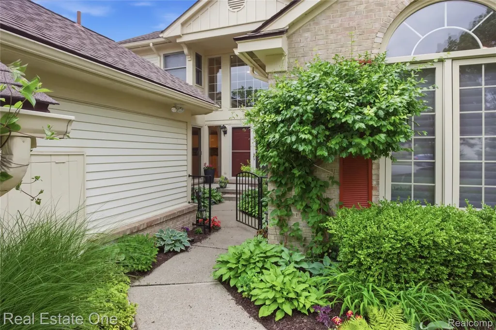 6011 Simsbury Court West Bloomfield Charter Township MI 48322