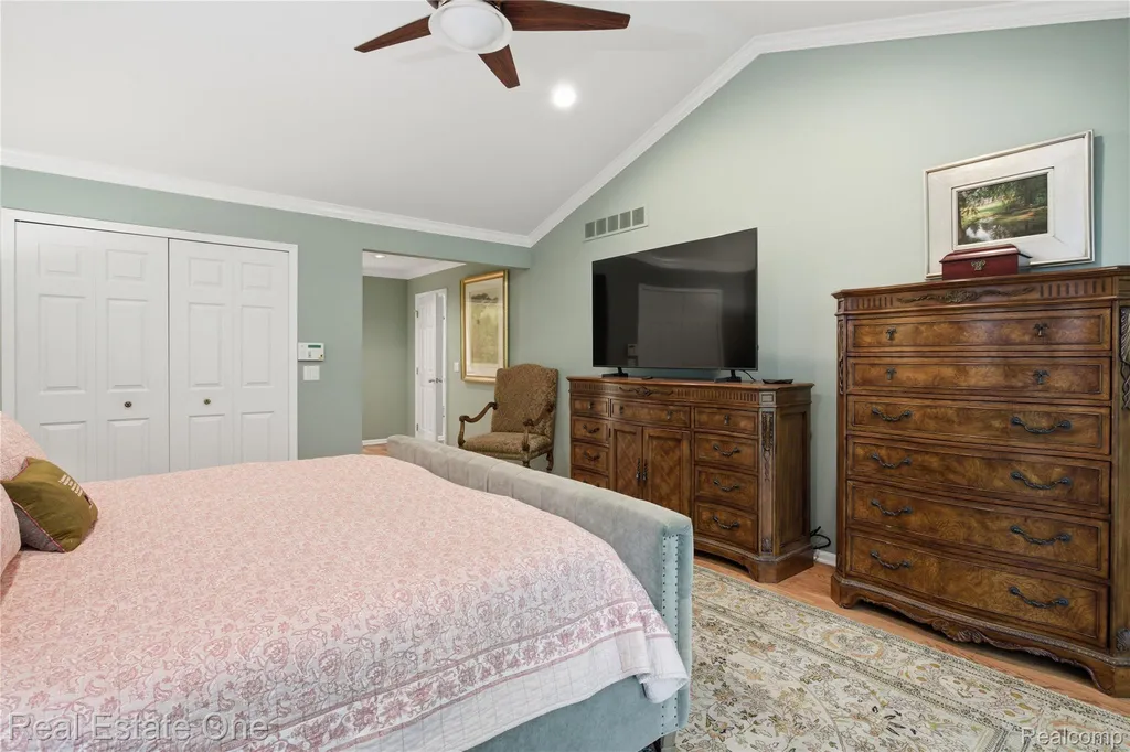 6011 Simsbury Court West Bloomfield Charter Township MI 48322