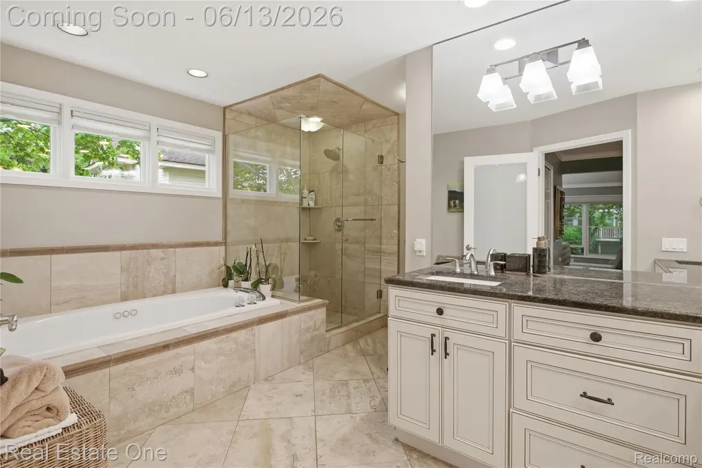6011 Simsbury Court West Bloomfield Charter Township MI 48322