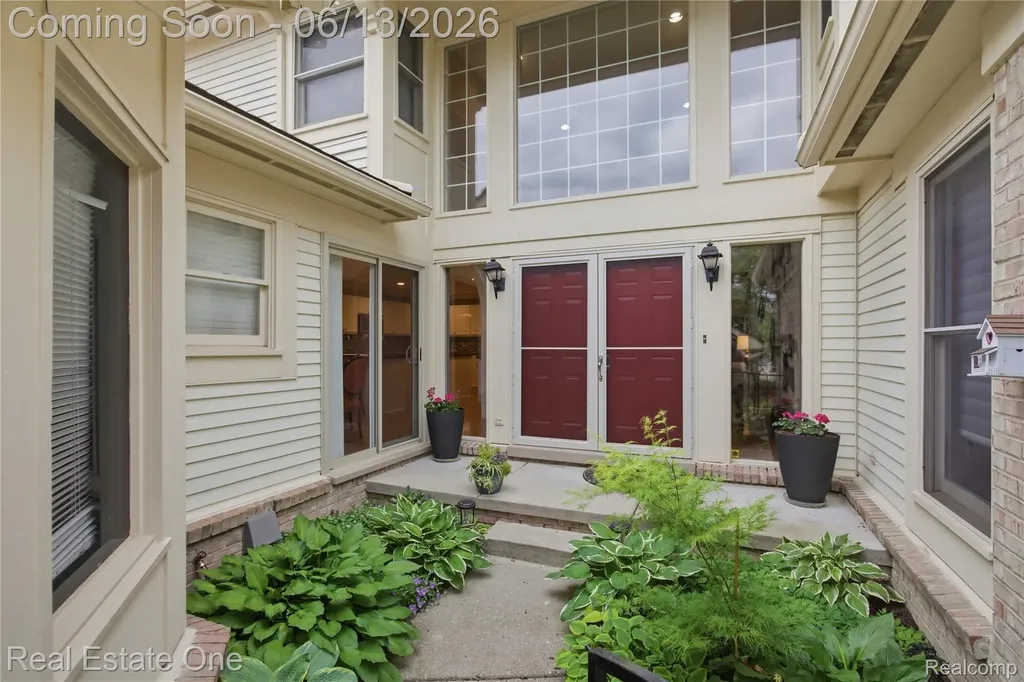 6011 Simsbury Court West Bloomfield Charter Township MI 48322