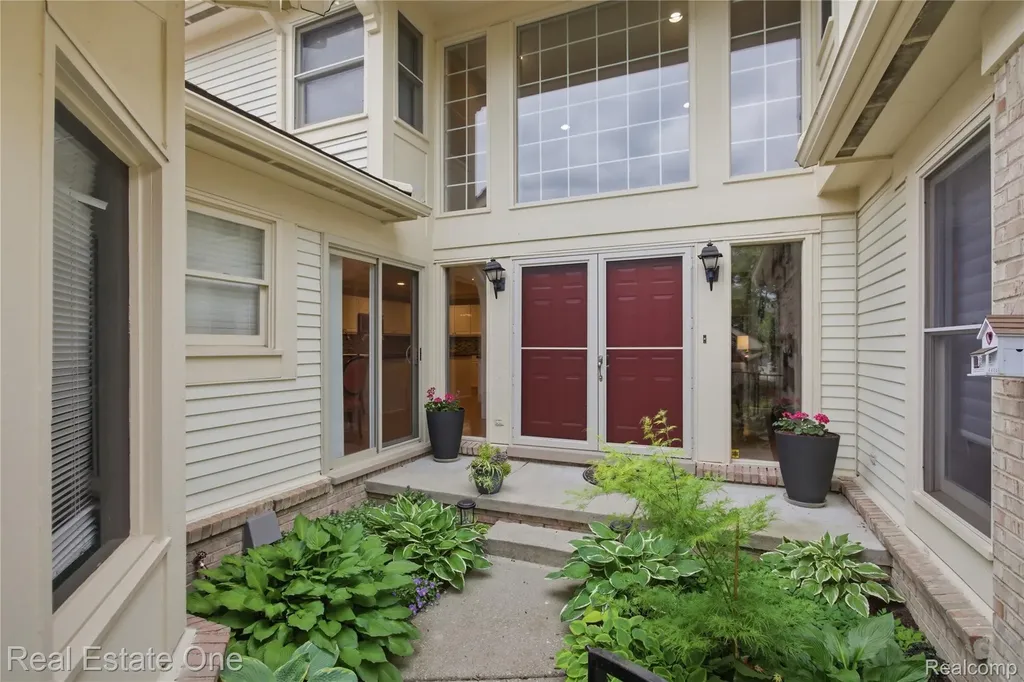 6011 Simsbury Court West Bloomfield Charter Township MI 48322