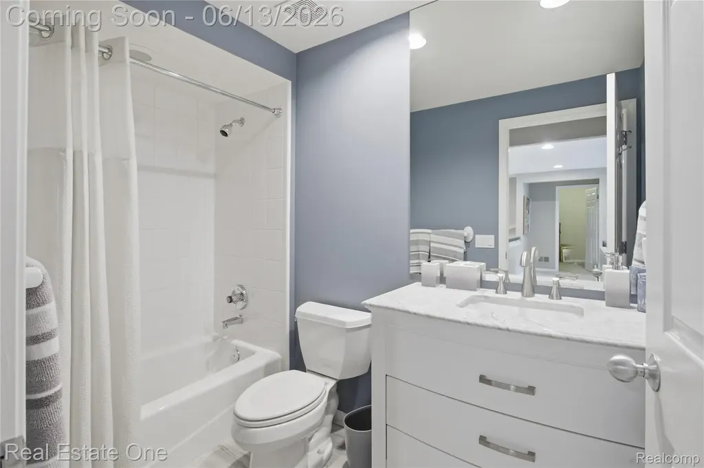 6011 Simsbury Court West Bloomfield Charter Township MI 48322