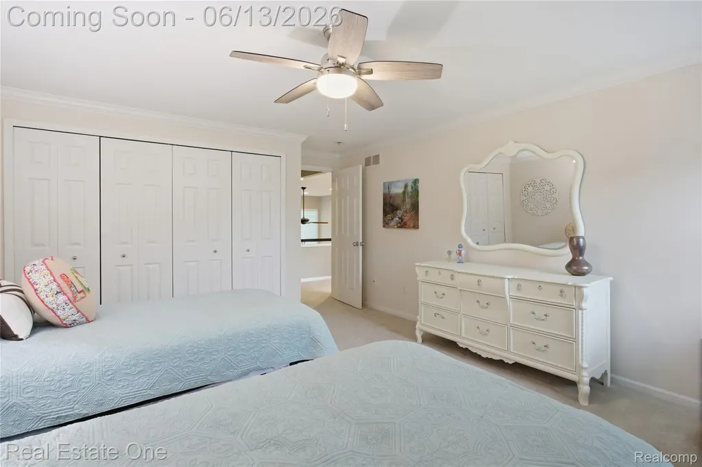 6011 Simsbury Court West Bloomfield Charter Township MI 48322