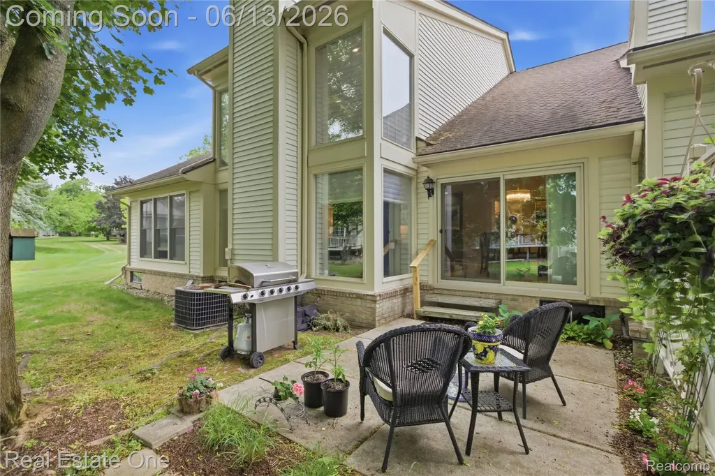 6011 Simsbury Court West Bloomfield Charter Township MI 48322