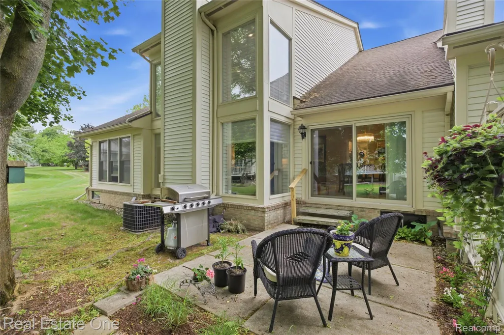 6011 Simsbury Court West Bloomfield Charter Township MI 48322