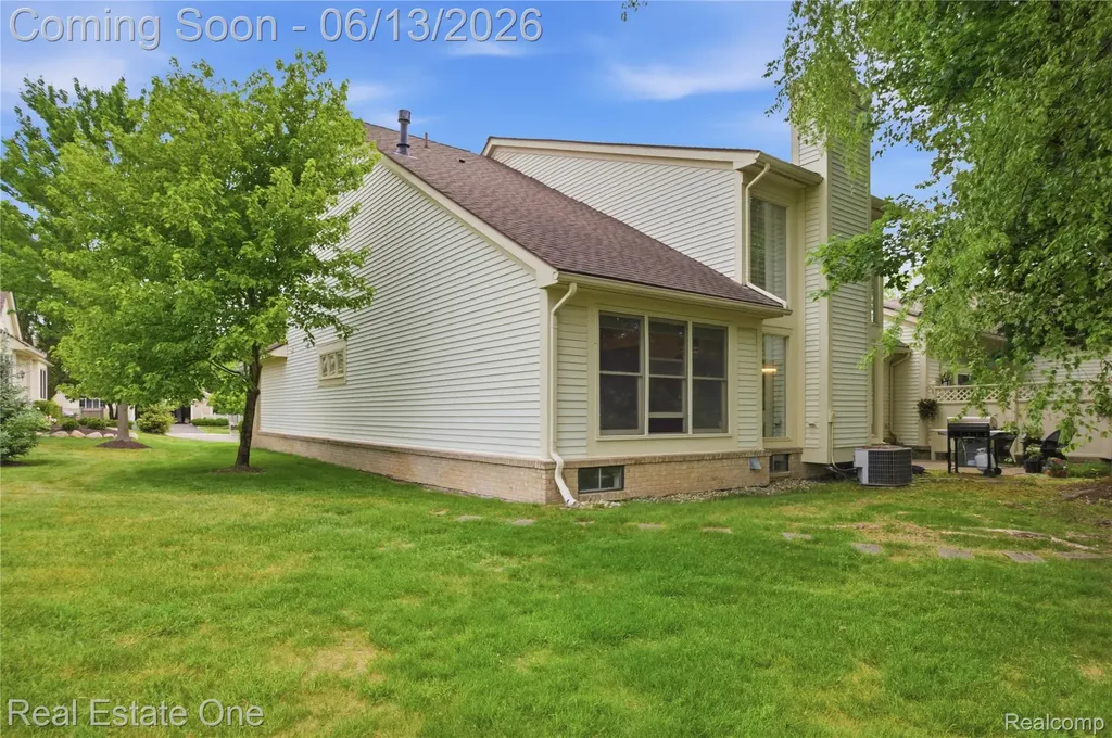 6011 Simsbury Court West Bloomfield Charter Township MI 48322