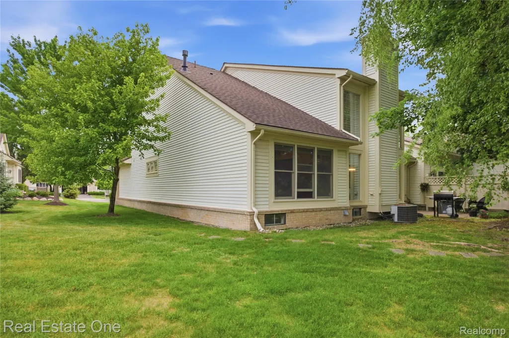 6011 Simsbury Court West Bloomfield Charter Township MI 48322